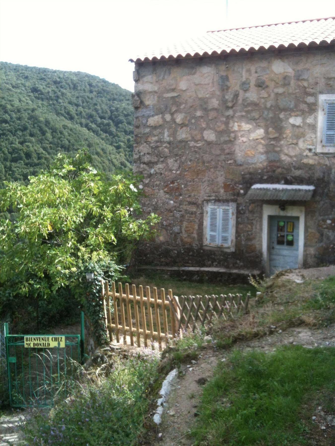 Auberge De Jeunesse Chez Mc Donald Zevaco Buitenkant foto